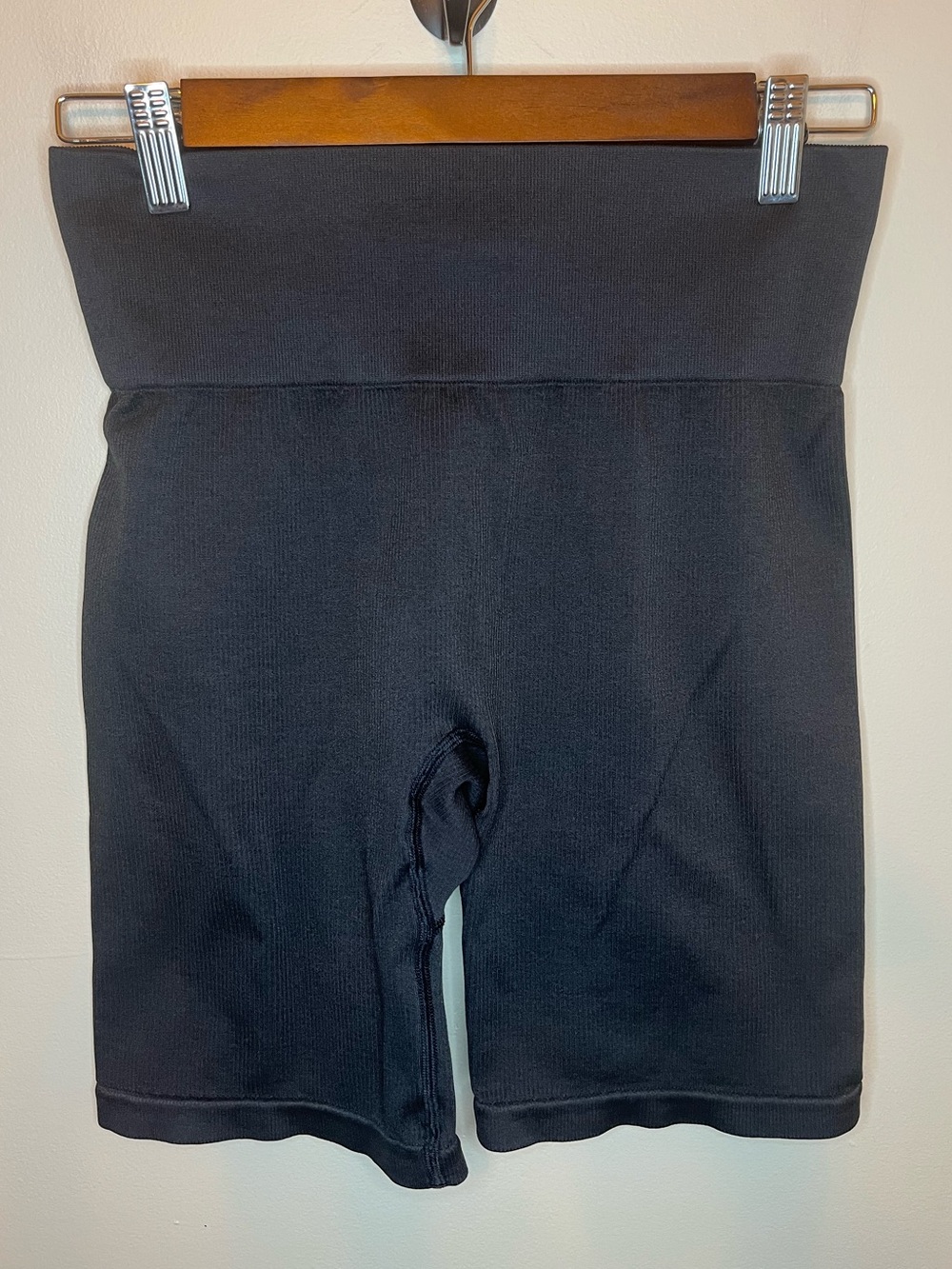 Sisterly Tribe Women’s Black Ribbed Seamless Shorts Size L EUC Run Gym Yoga